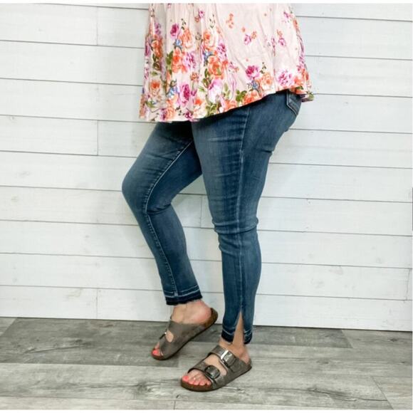 Judy Blue "All The Things" Release Hem‎ Side Slit Skinny Dark Wash Jeans - 13/31 - Picture 1 of 11